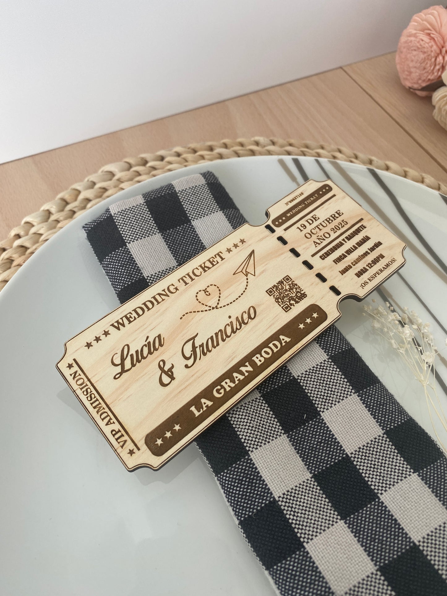 Invitación de boda en madera con forma de billete