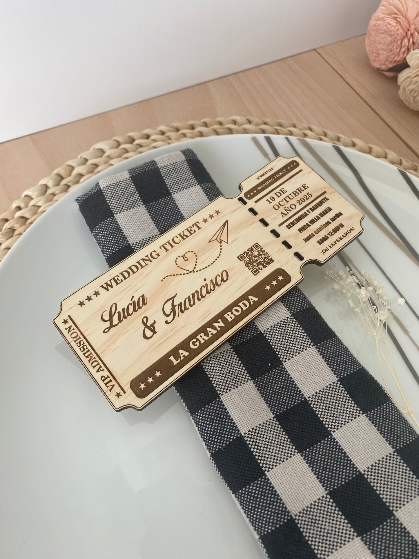 Invitación de boda en madera con forma de billete
