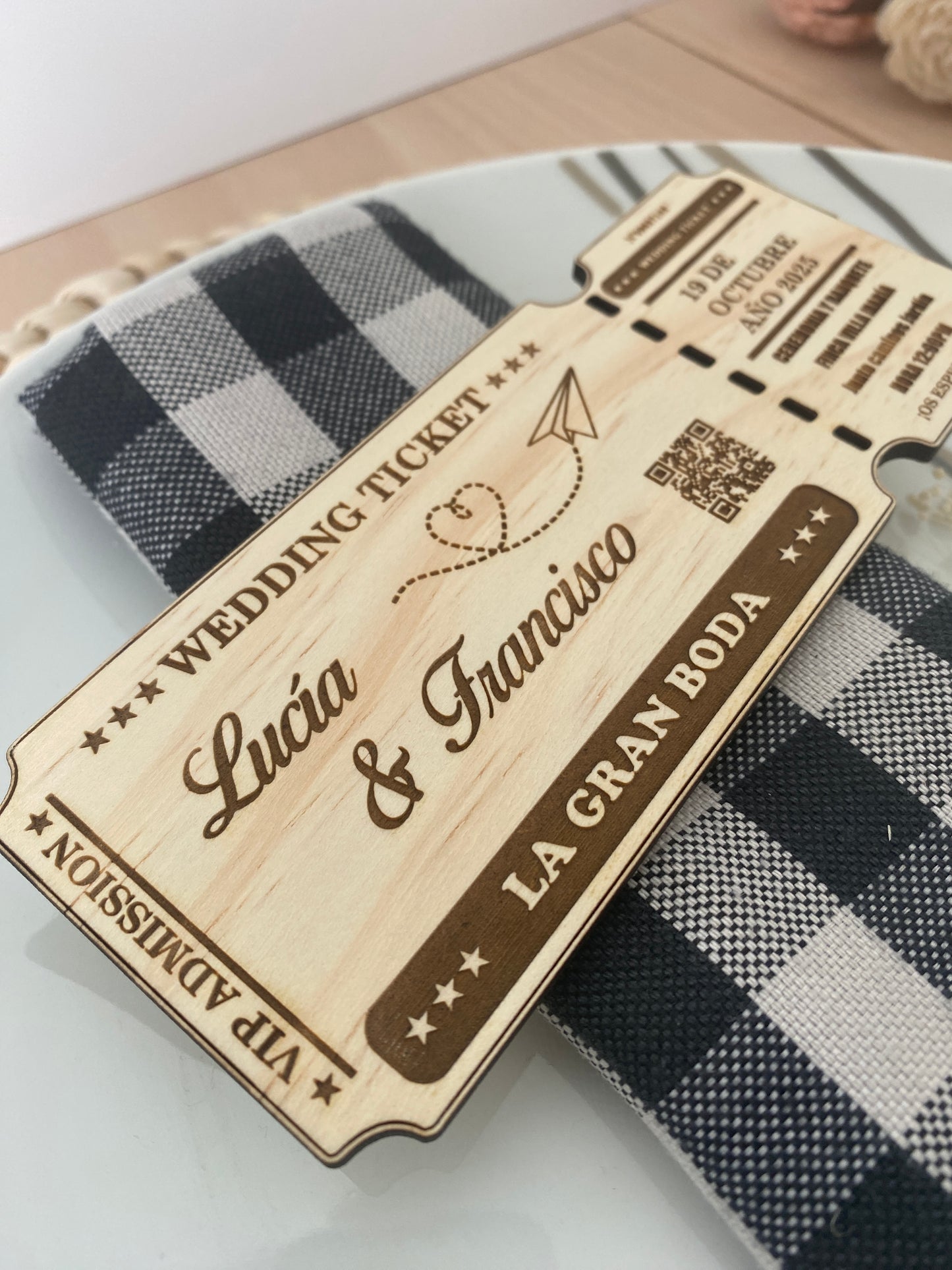 Invitación de boda en madera con forma de billete