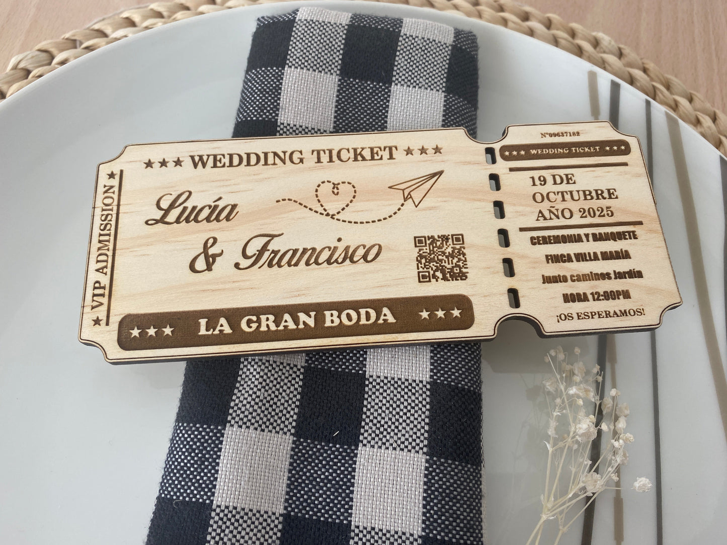 Invitación de boda en madera con forma de billete